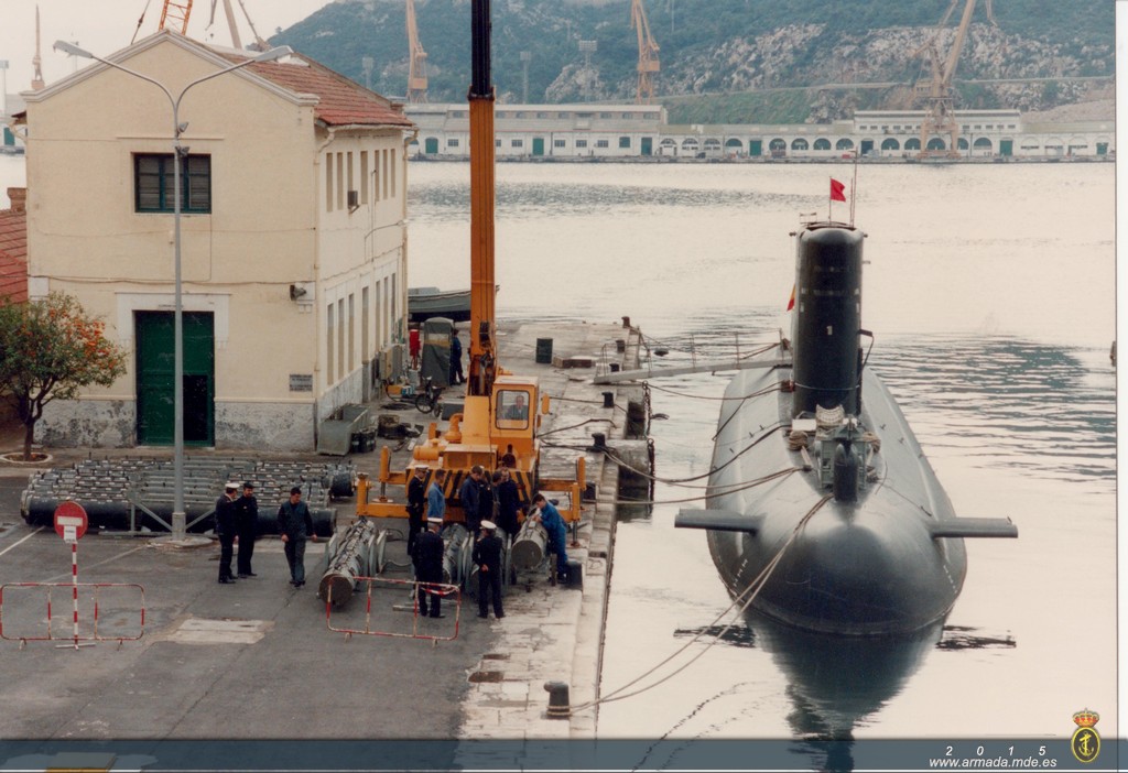 El "Siroco" embarcando el cargo de torpedos al comienzo de un periodo operativo. Año 1998